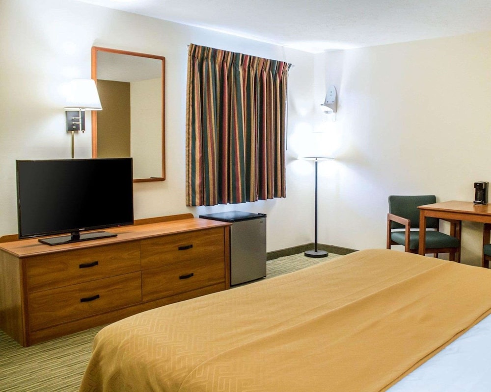 Econo Lodge Elkhart North 25/27