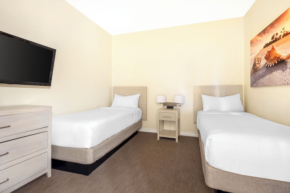 2 Bedrooms, Suite, King and Twin Beds, Street View