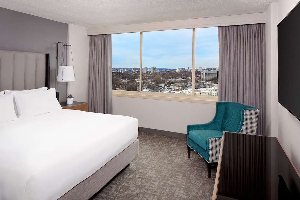 ROOM, KING BED