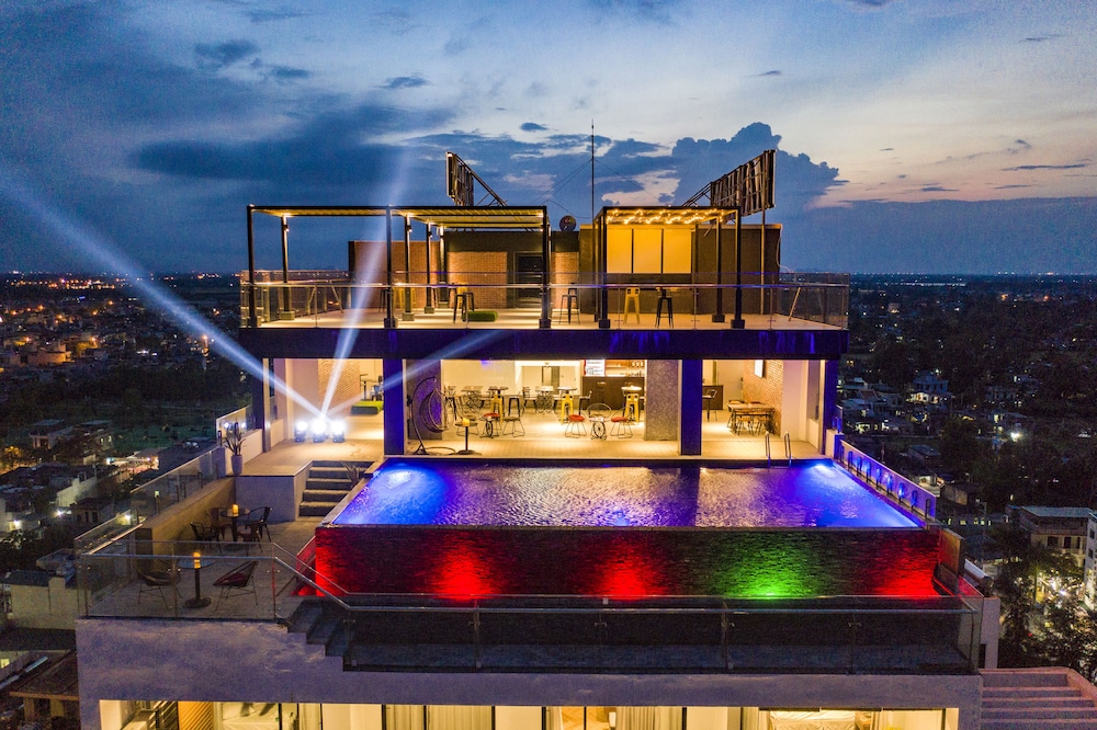 The Marron Hotel 3/50