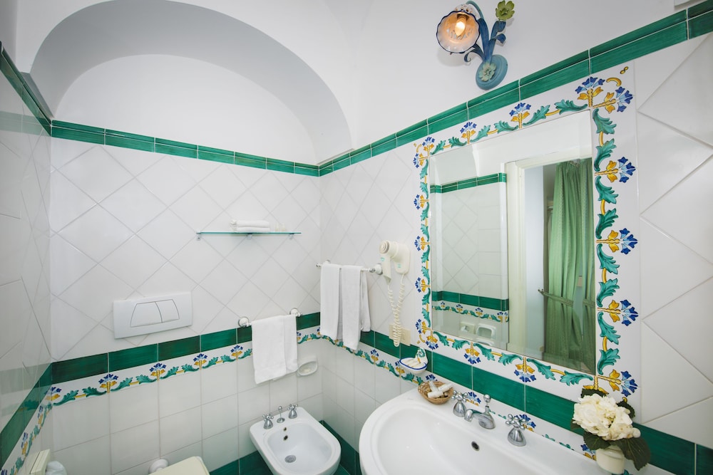 غرفة سوبيريور بسرير مزدوج بإطلالة جزئية على البحر