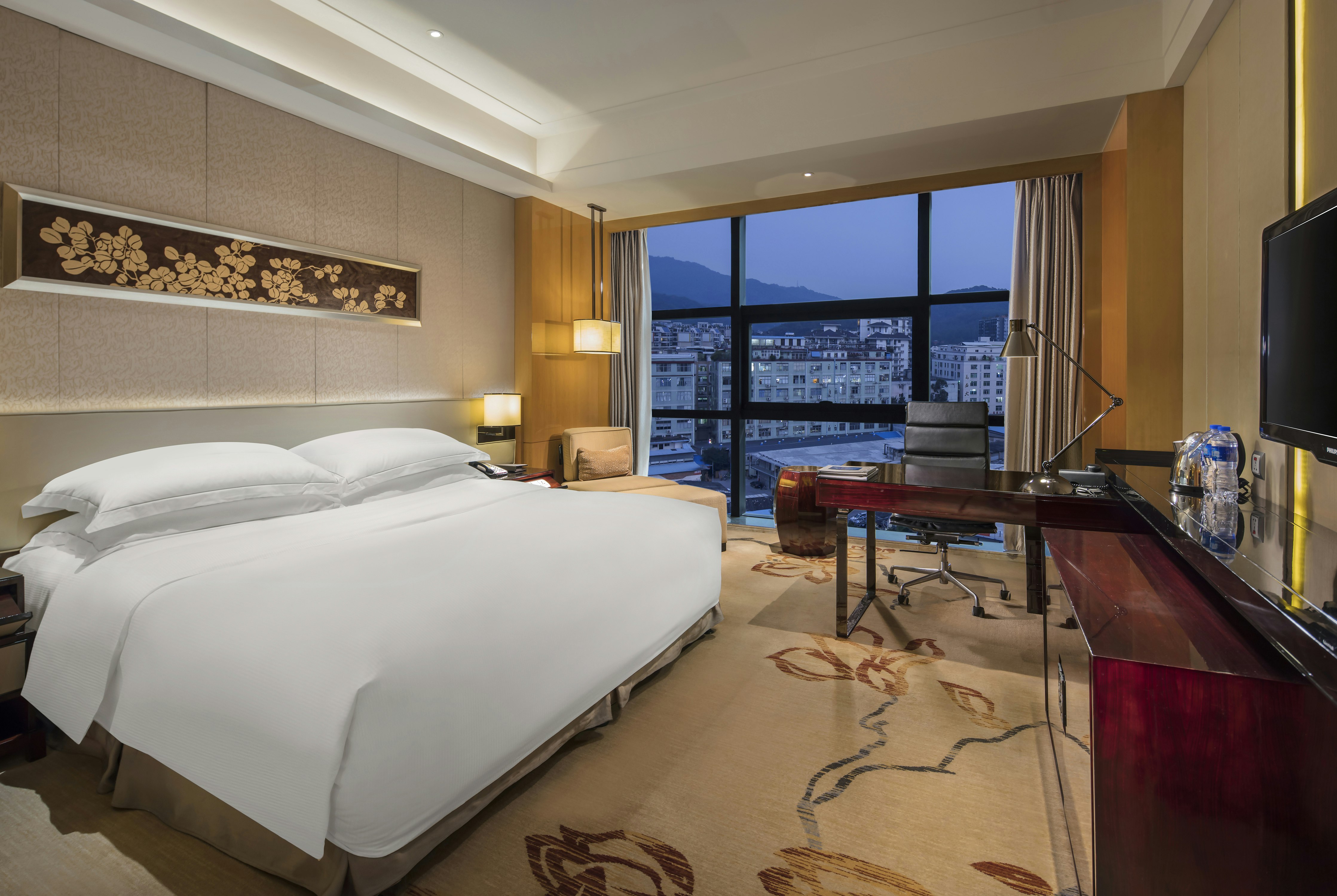 DELUXE, KING BED
