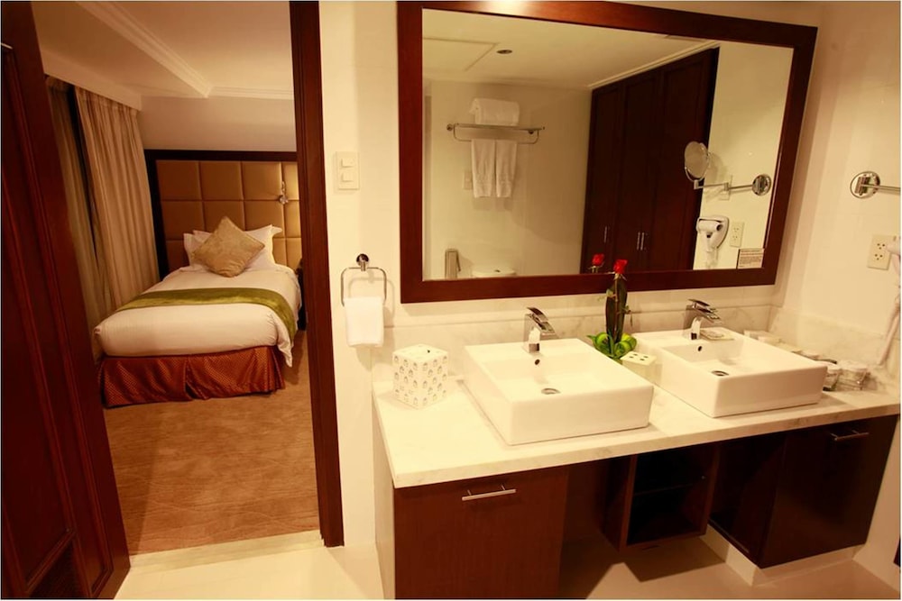 Discovery Suites 16/51