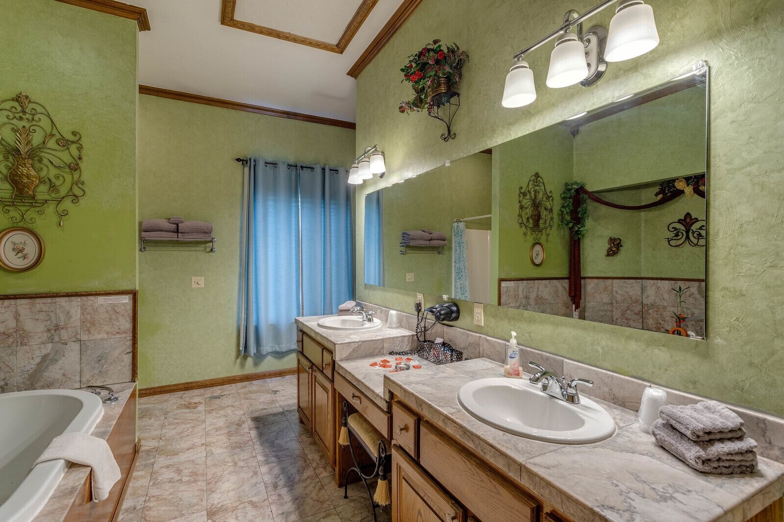 Emerald, Dream, Suite