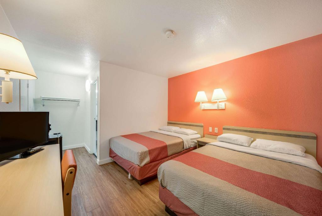 2 Full Beds - Accessible, Smoking, Micfridge
