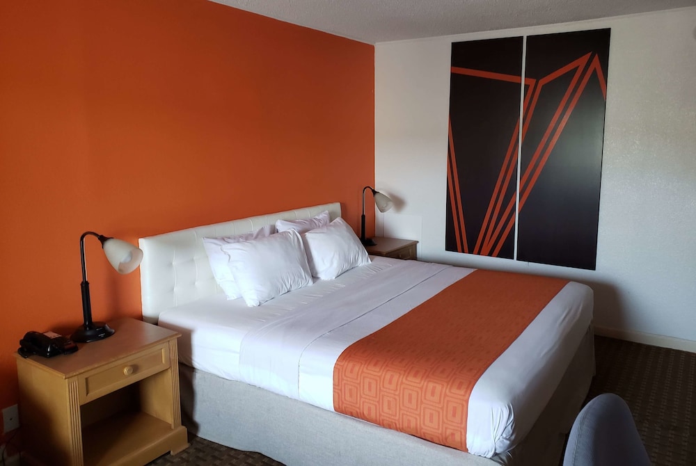 Howard Johnson by Wyndham Virginia Beach 4/23
