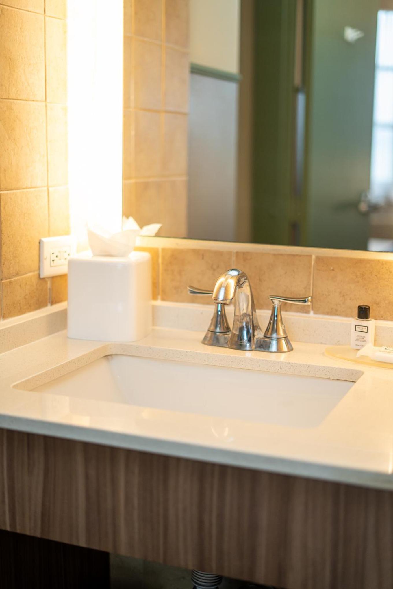 غرفة بسرير كوين بإطلالة على المسبح، Comfort Inn & Suites Levittown PR 3/3