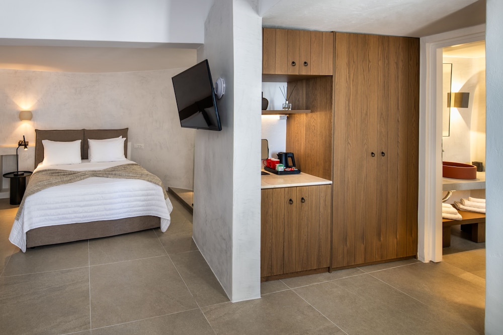 EXECUTIVE, DOUBLE BED, PARTIAL SEA VIEW