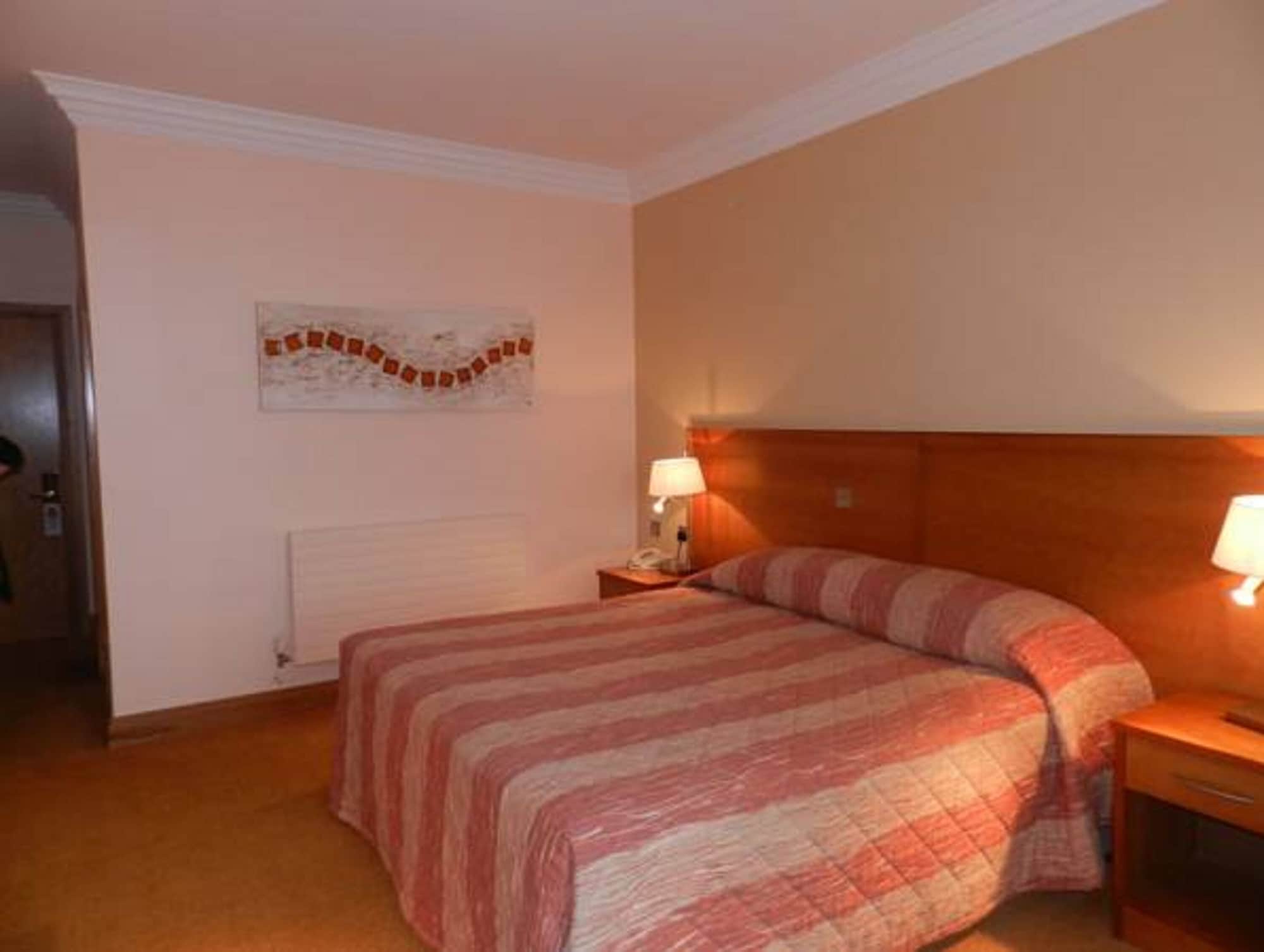 ROOM, SINGLE, DOUBLE BED