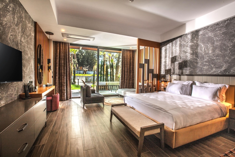 Deluxe, King Bed, Murphy Bed, Private Garden, Terrace, Large