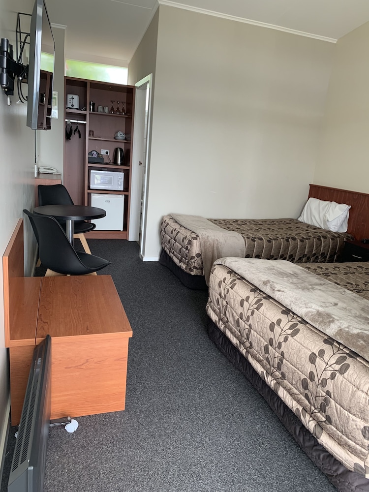 MANAPOURI LAKEVIEW MOTOR INN 36/69