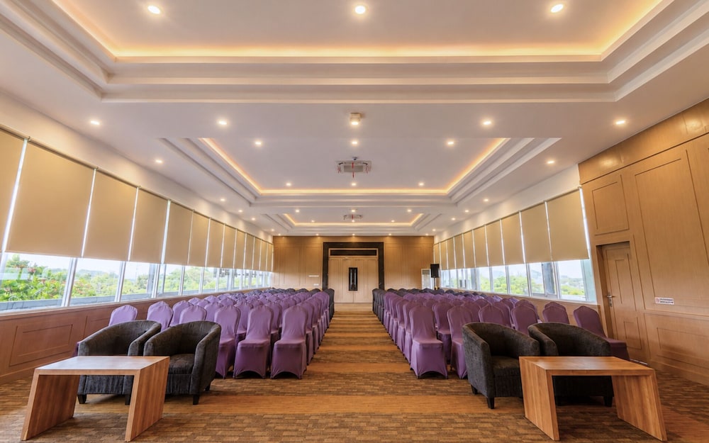 Front One Hotel Airport Solo 31/50