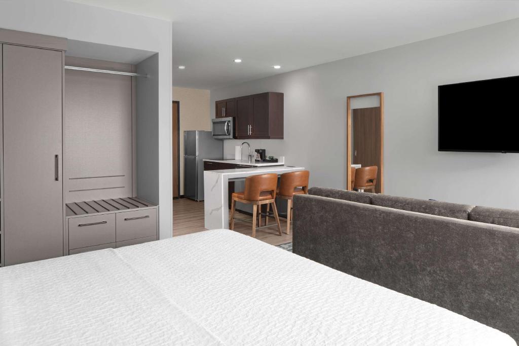 1 BEDROOM, SUITE, KING BED, ACCESSIBLE