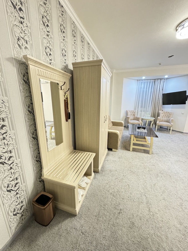 Alexander Hotel 24/38