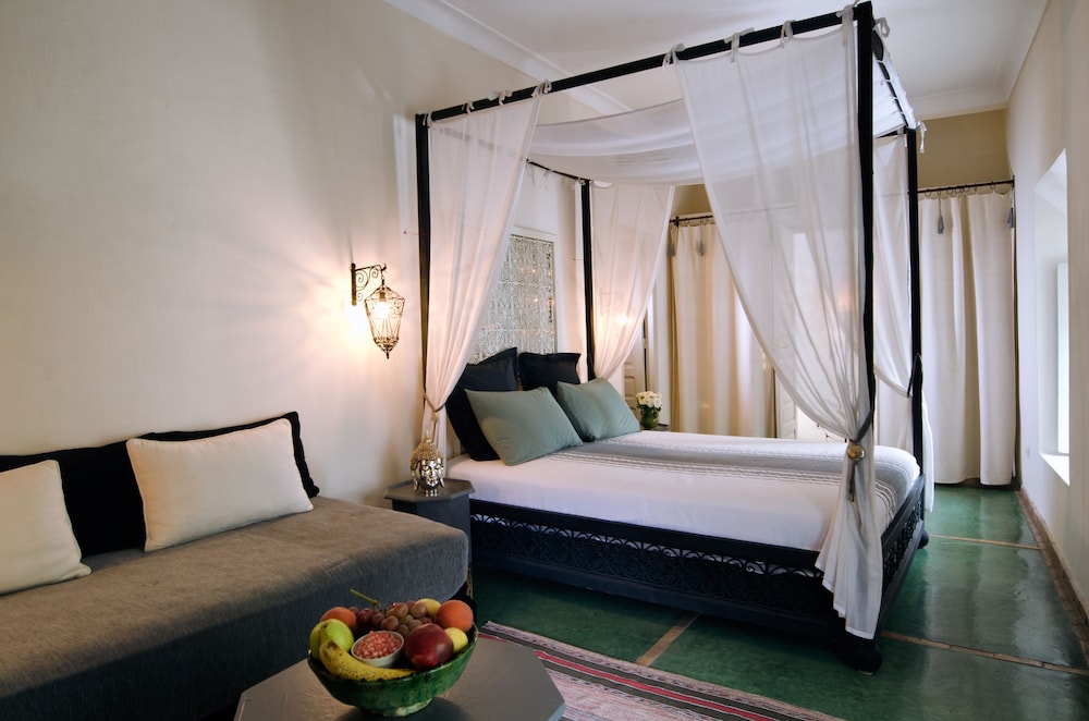 SUITE, CANOPY BED