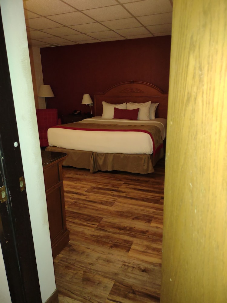 2 Bedrooms, Suite, 2 King Beds, Pool View, Albert Lea Inn & Suites 8/10