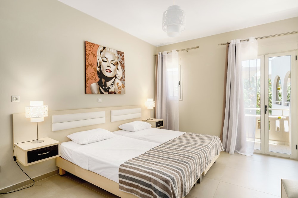 Axos Hotel 33/70