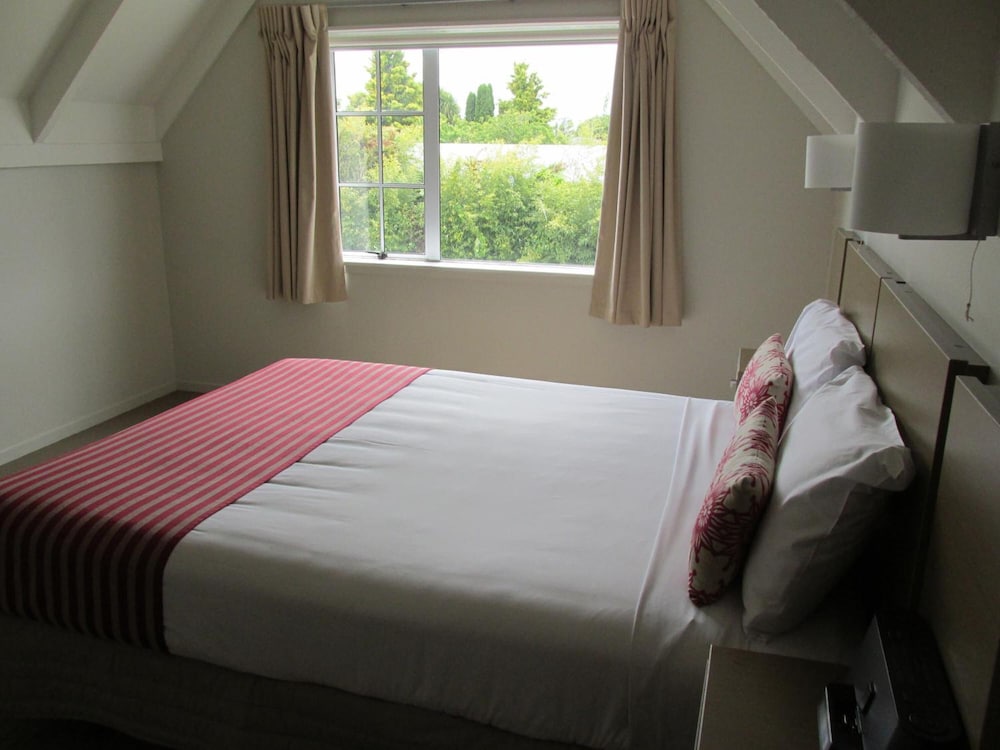 LAKE ROTORUA HOTEL 24/46