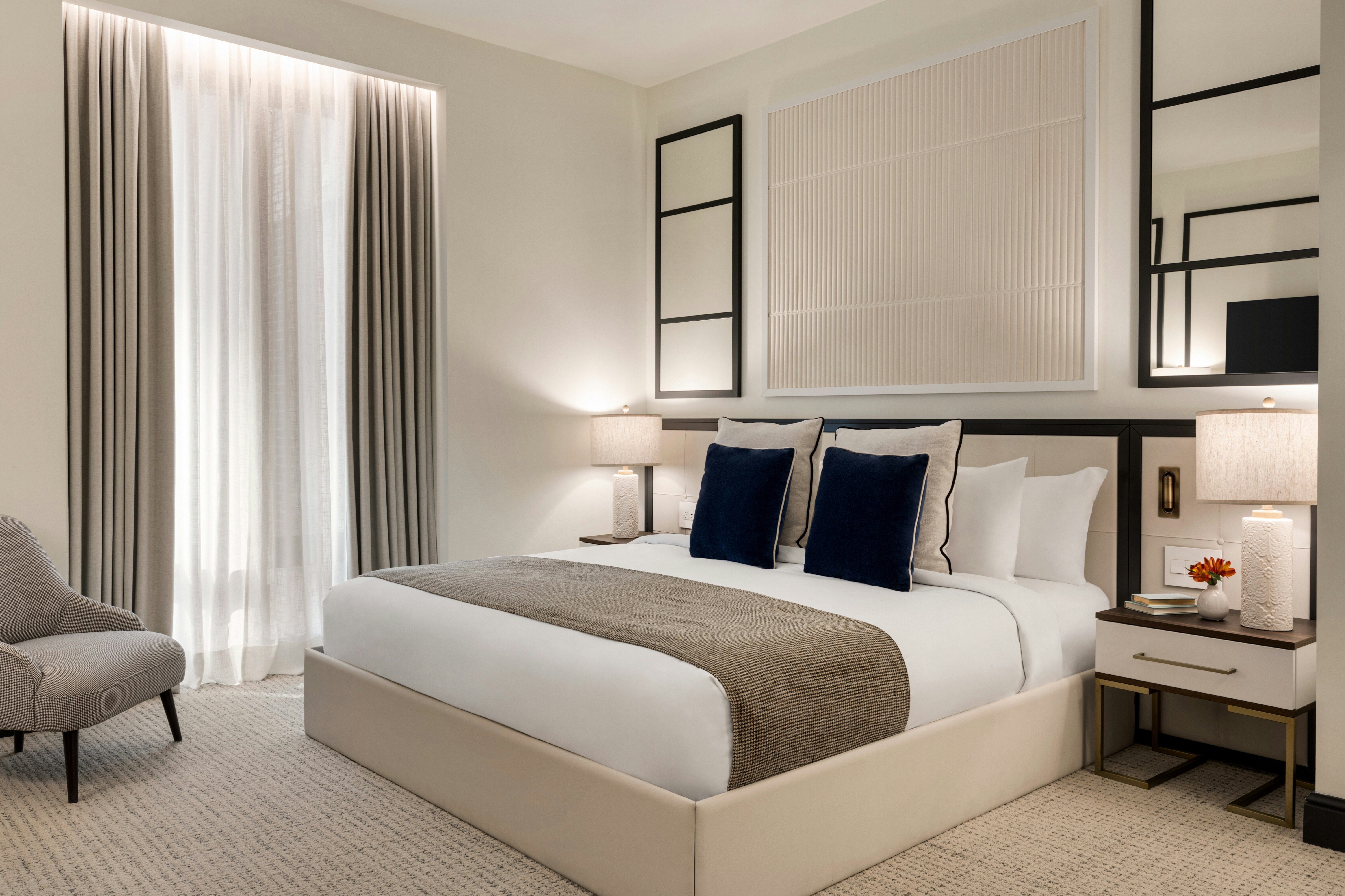 DELUXE, KING BED