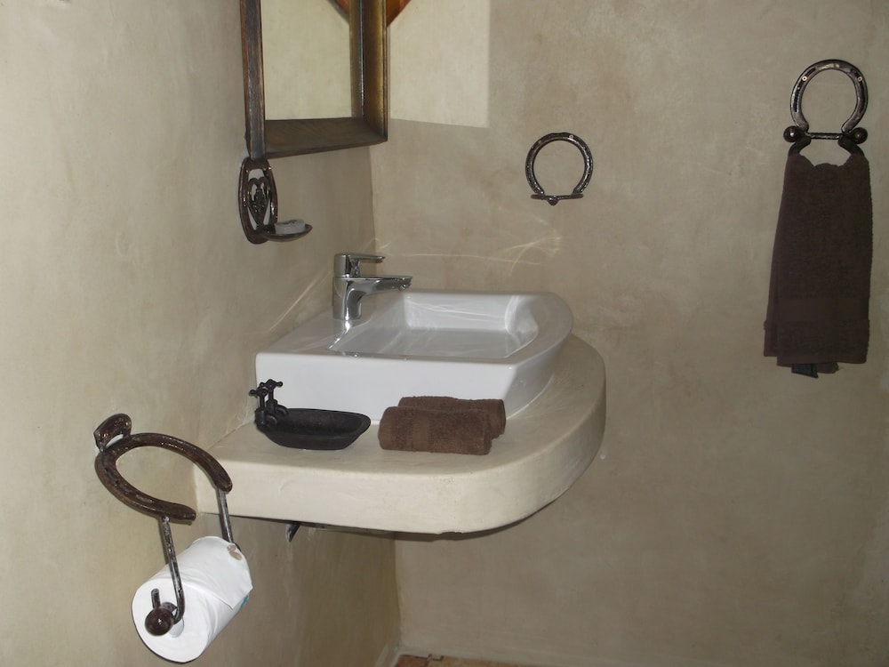 T'niqua Stable Inn 47/50