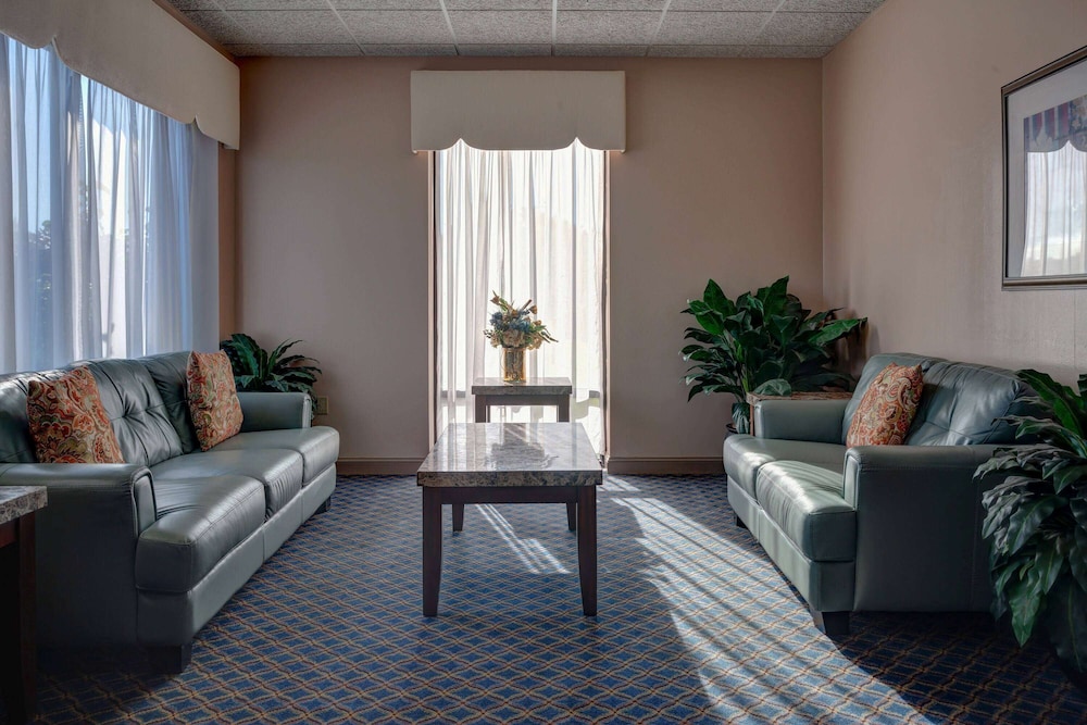 Hotel Amherst Hadley 13/18