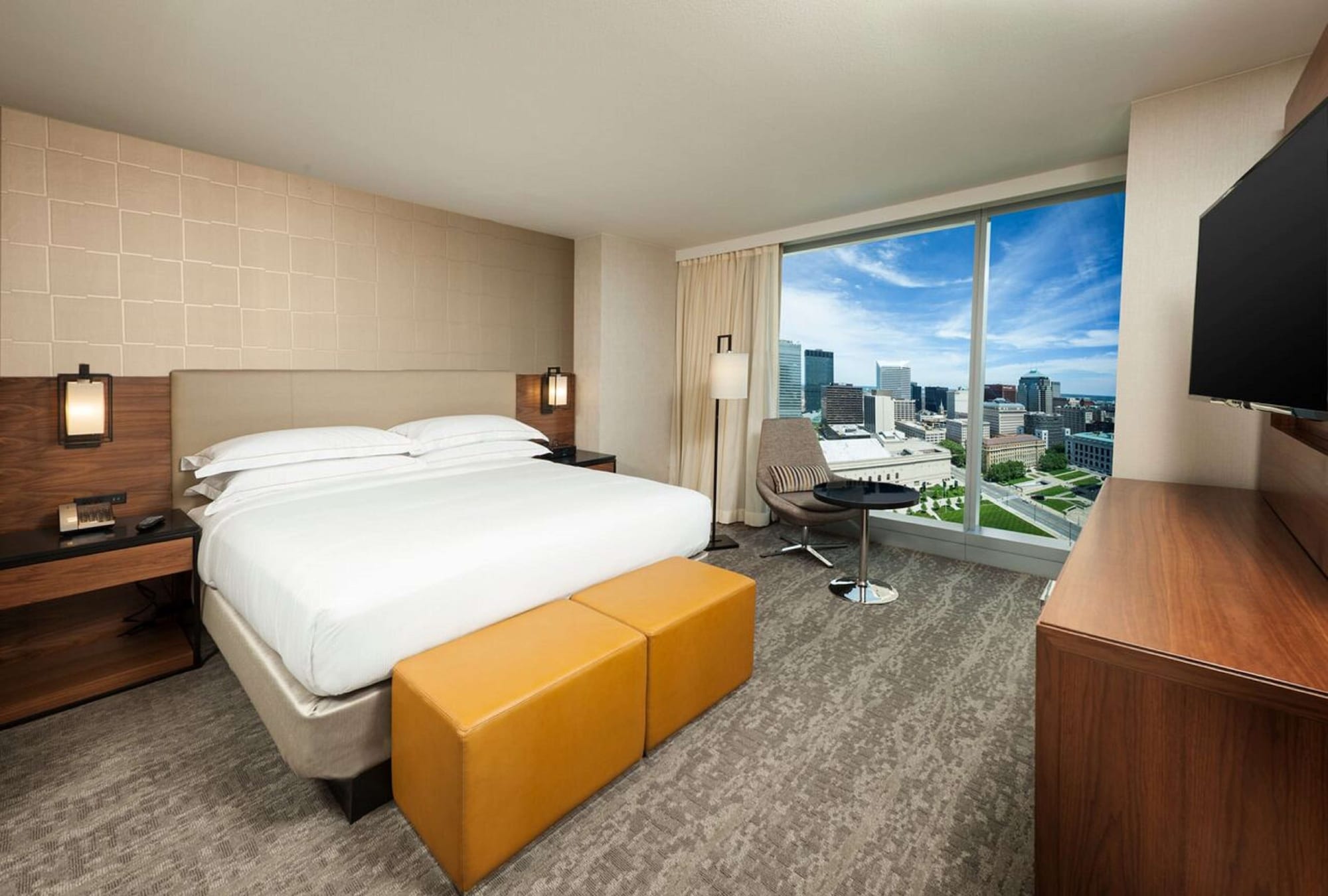 Ambassador, Suite, King Bed, Accessible، Hilton Cleveland Downtown 2/7
