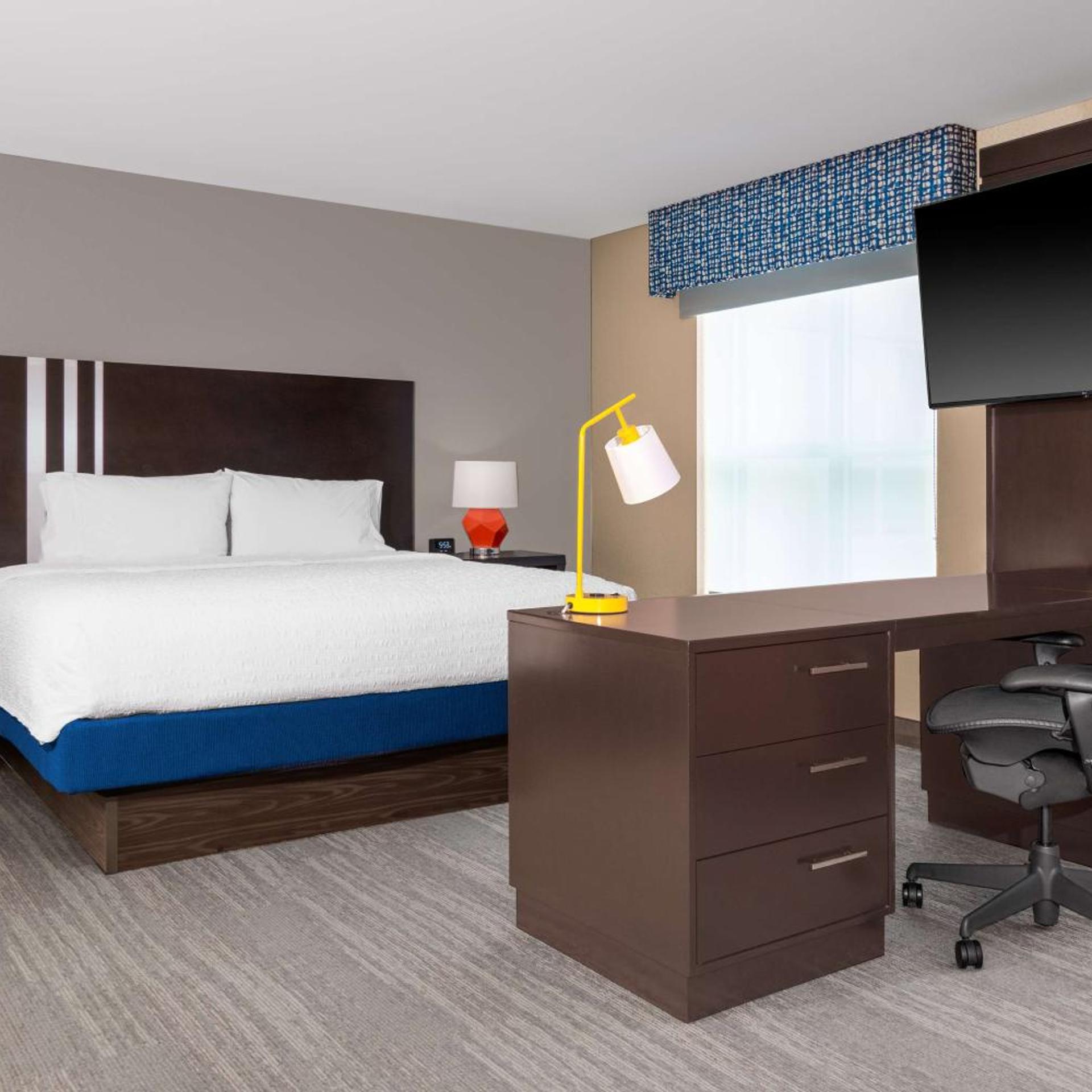 STUDIO, SUITE, KING BED