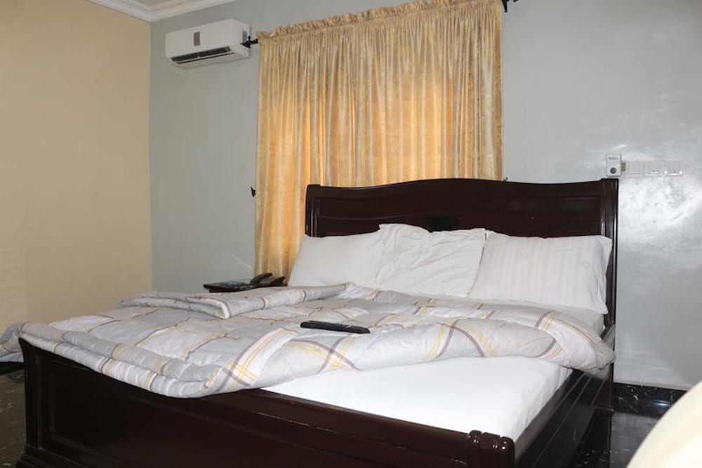 EMROSY HOTELS AND SUITES 19/50