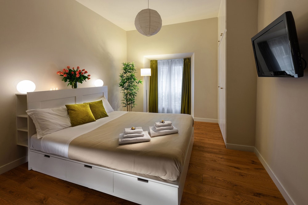 Claudia Rooms 7/39