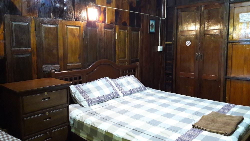 STANDARD, DOUBLE BED, SHARED BATHROOM