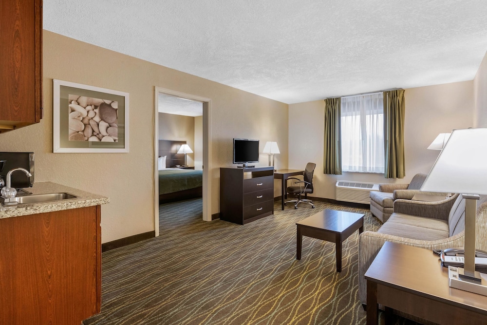 Quality Inn & Suites Des Moines - Merle Hay Road 31/39
