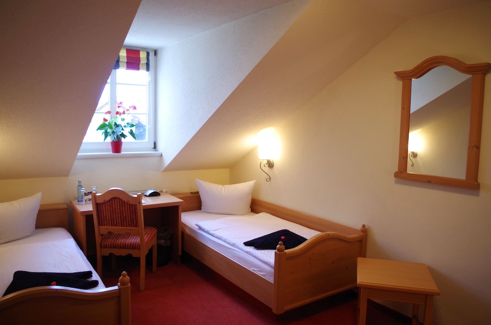 ROOM, TWIN BEDS