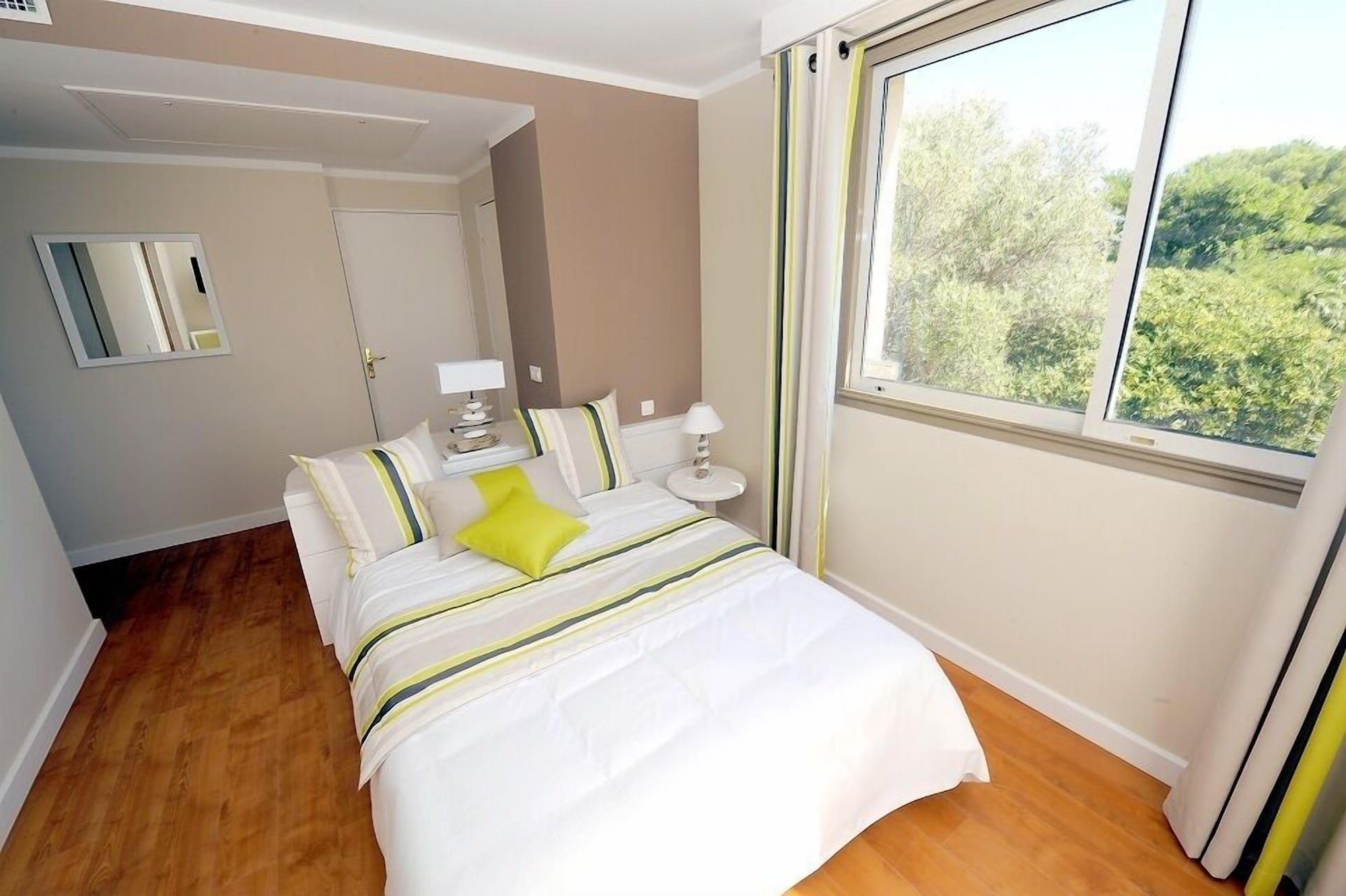 ROOM, DOUBLE BED
