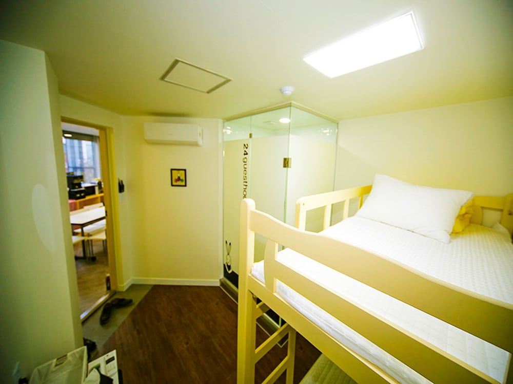 1 BEDROOM, ECONOMY, TWIN BEDS
