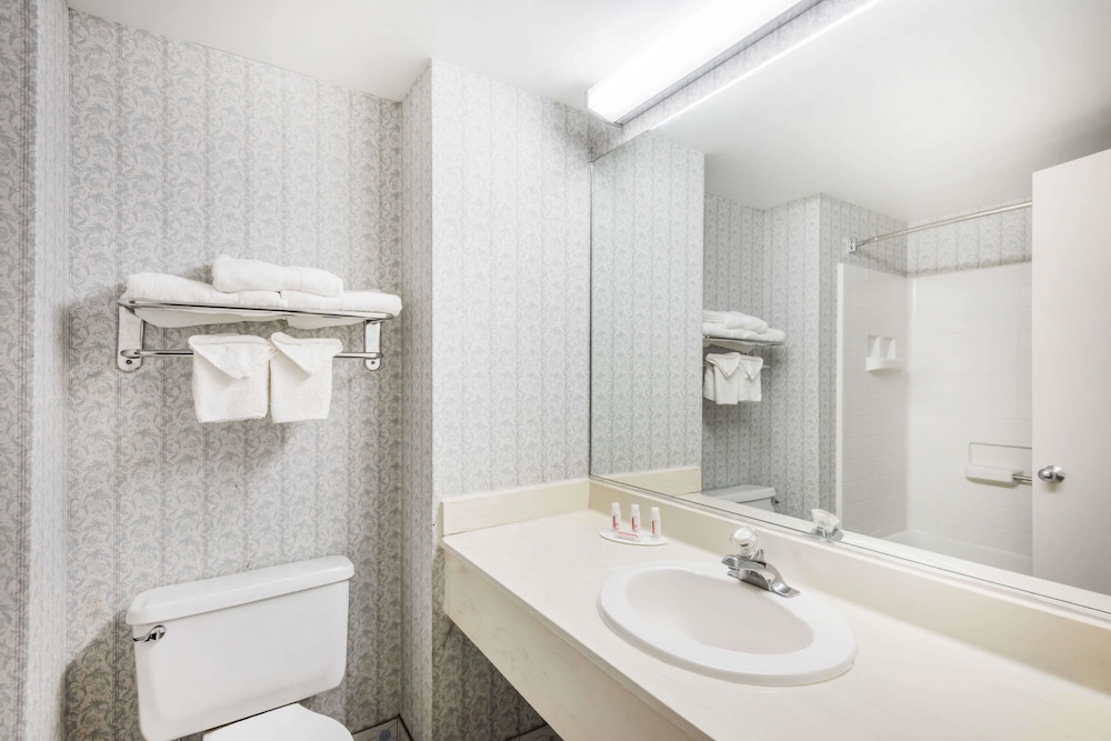 Days Inn Niantic Near Casinos 11/28