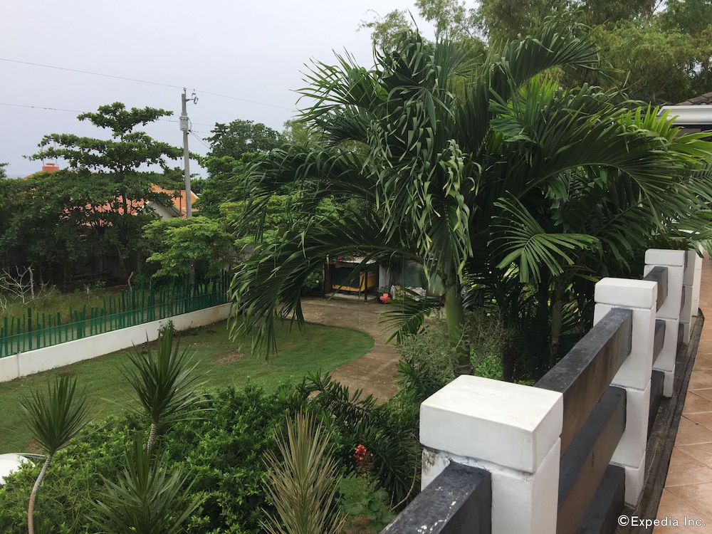LA PERNELA BEACHFRONT RESORT 39/42