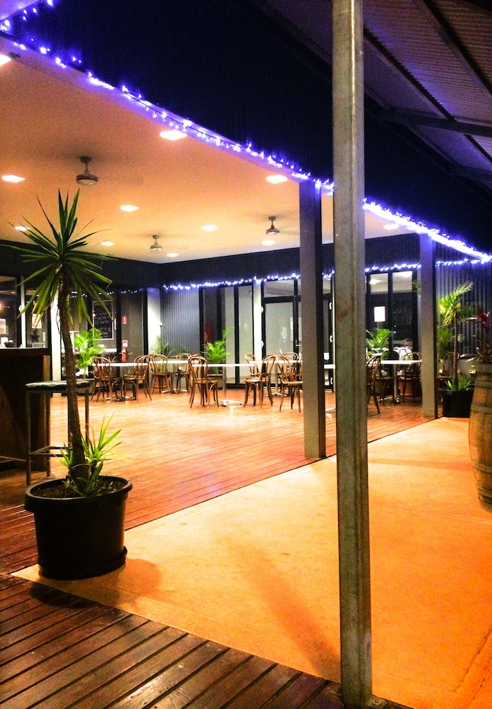 SPINIFEX HOTEL 30/39