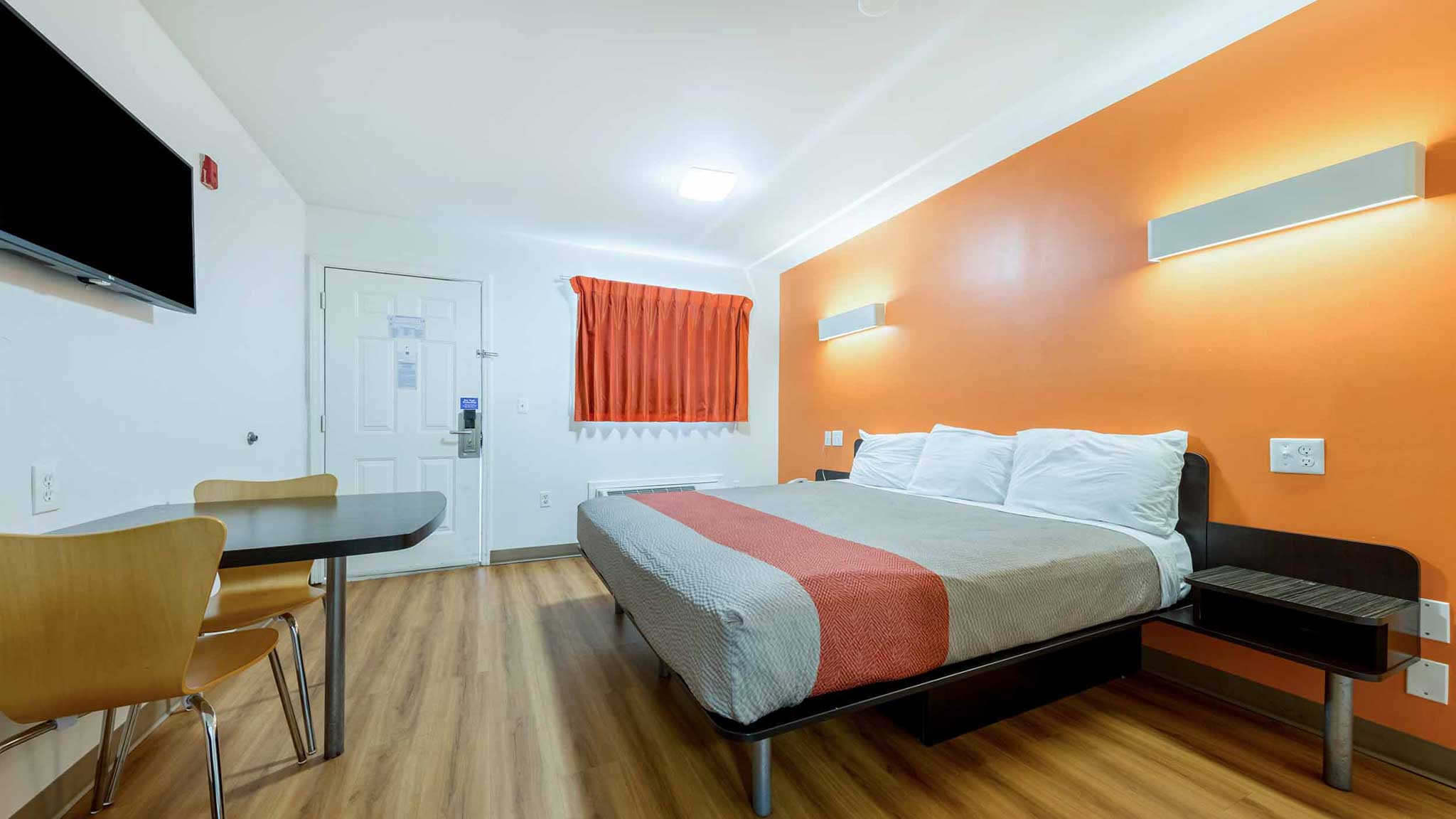 1 King Bed - Non-Smoking, Micfridge