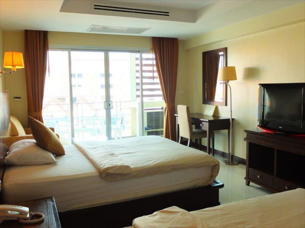 August Suites 30/69