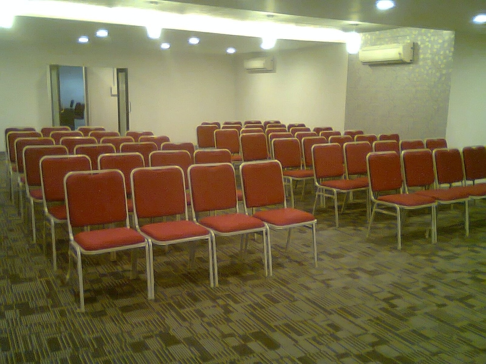 THE CURZON COURT 14/22