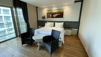 شقة فاخرة بإطلالة على الشاطئ بغرفة نوم واحدة بمطبخ صغير