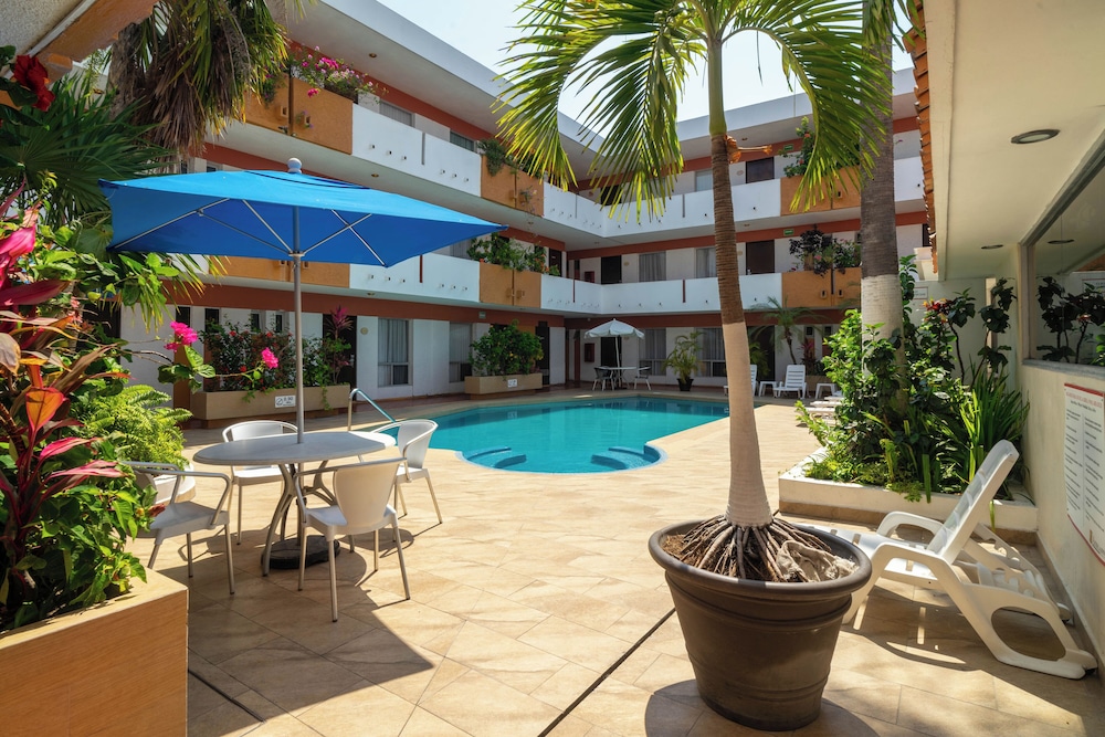 Azteca Inn Hotel 55/62