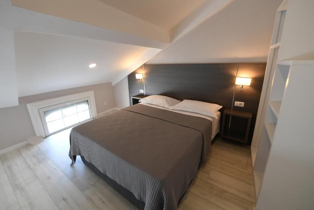 Promenade Hotel 20/32