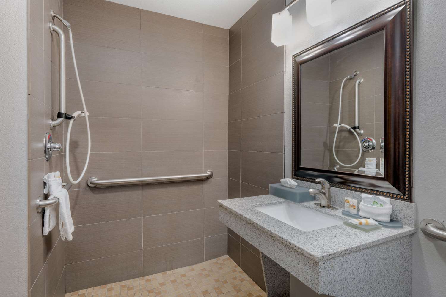 La Quinta Inn & Suites by Wyndham Fort Worth Arlington West 40/41