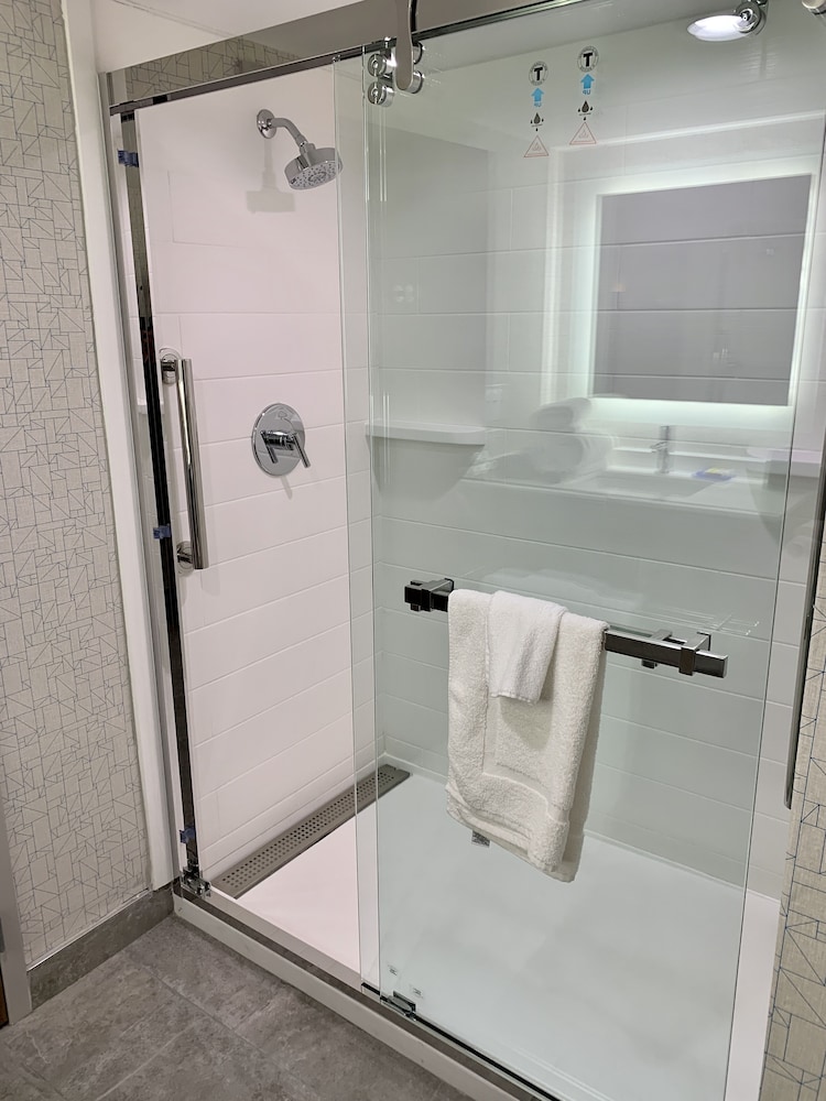 Holiday Inn Express and Suites Longview North 18/58