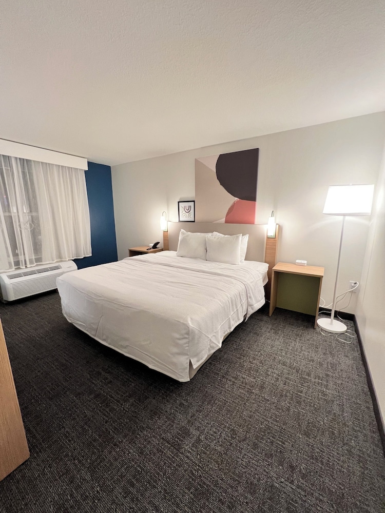 ROOM, KING BED