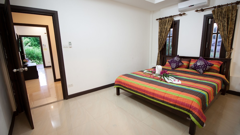 4 BEDROOMS, VILLA