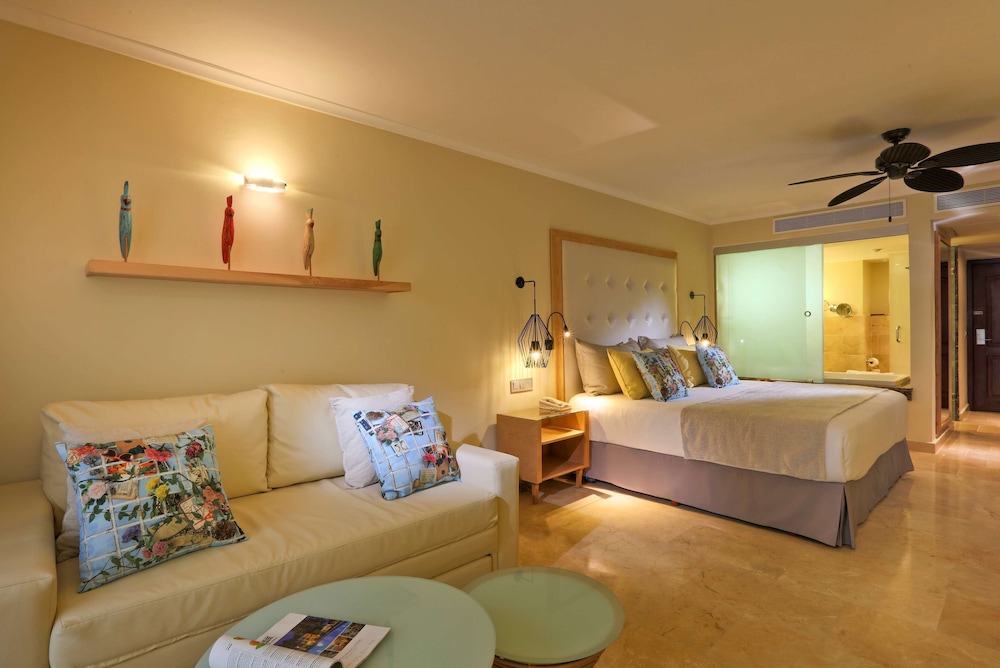 Junior Suite, Single, 2 Double Beds, Beach Side, Sofa