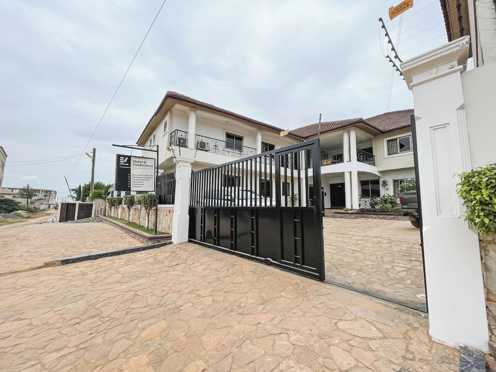 Eden Vale Hotel 3/50