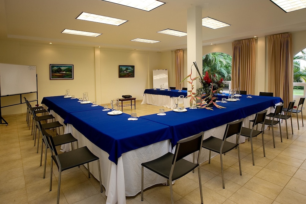 Aparthotel & Suites Villas Del Rio 35/50